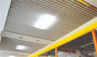 弗嵐思防火耐候大型廣場掛片鋁天花 現代建筑的安全與美學選擇